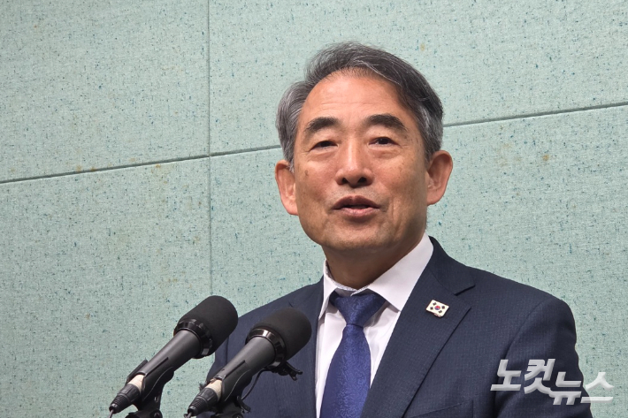 윤준병 민주당 전북도당 위원장이 3일 전북도의회에서 기자회견을 열고 있다. 최명국 기자