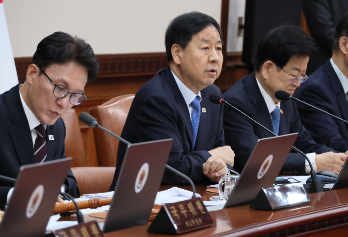 구윤철 부총리 겸 재정경제부 장관이 3일 서울 종로구 정부서울청사에서 열린 국무회의에서 보고하고 있다. 연합뉴스
