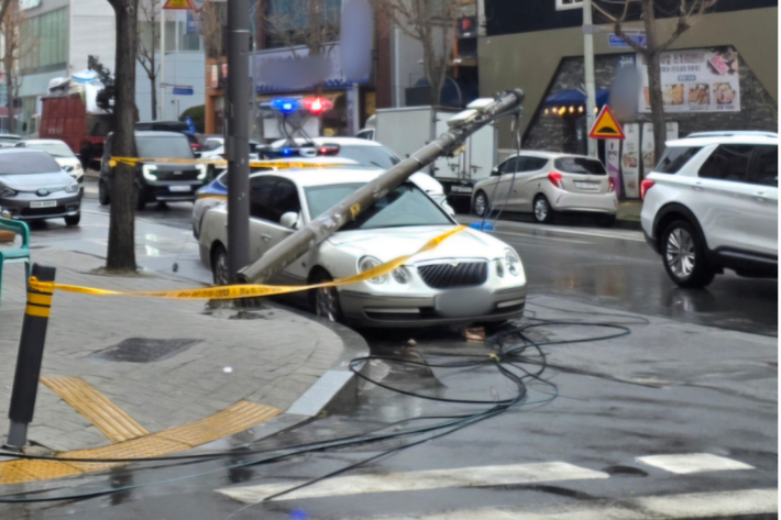 지난 2일 오후 광주 광산구 월계동의 한 교차로에서 건설 폐기물 수거차가 공중의 통신선을 건 채 주행하다 기둥 3개가 쓰러졌다. 이 사고로 인근에 주차되어 있던 승용차량이 파손되고 일대 인터넷 통신망에 일시 장애가 발생했다. 독자 제공