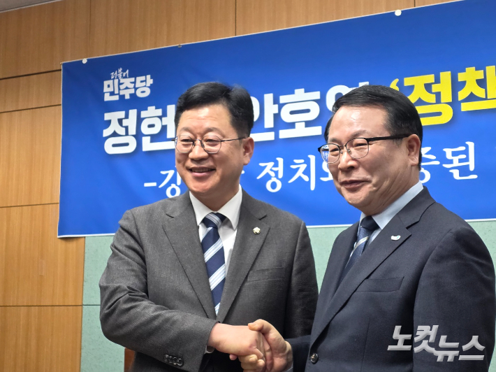 민주당 도지사 후보 단일화에 합의한 안호영 국회의원과 정헌율 익산시장(왼쪽부터)이 3일 기자회견을 연 뒤 악수를 나누고 있다. 최명국 기자