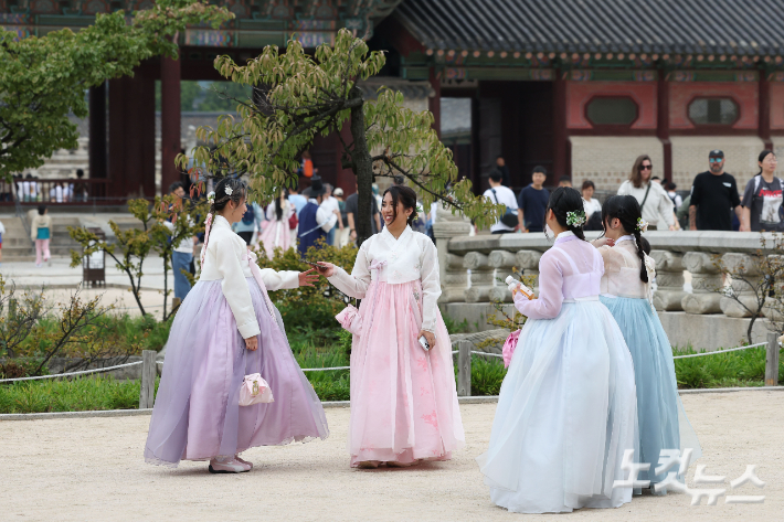 서울 종로구 경복궁에서 한복을 곱게 차려입은 시민들과 관광객들이 즐거운 시간을 보내고 있다. 류영주 기자