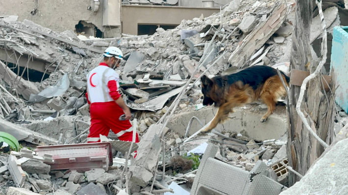 이란 테헤란에서 이스라엘-미국 공습으로 파괴된 건물 잔해 속에서 이란 구조팀 대원들이 희생자들을 수색하고 있다. 연합뉴스