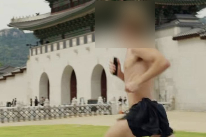 서울 광화문에서 상의를 탈의한 채 달리기를 하는 외국인이 포착돼 논란이 됐다. 서경덕 교수 제공