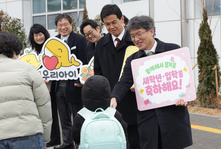 천창수 울산시교육감이 3월 3일 울주군 서사초등학교 정문에서 등교하는 학생들을 반갑게 맞이하고 있다. 울산광역시교육청 제공