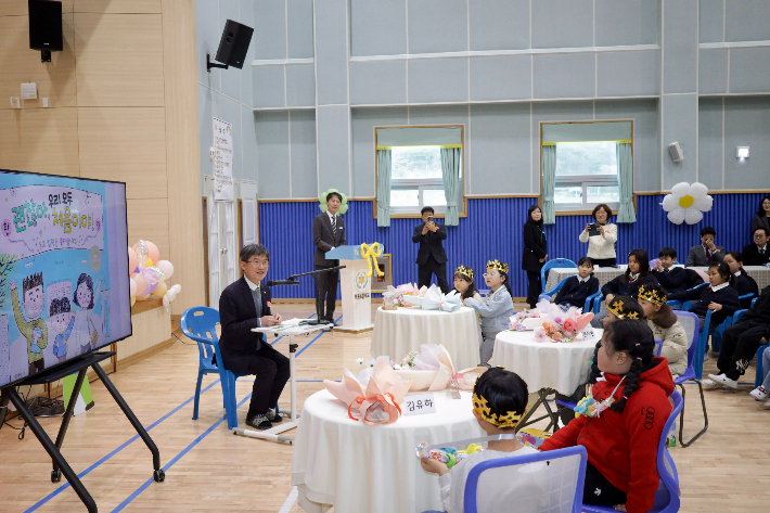 천창수 울산시교육감이 3월 3일 울주군 척과초등학교 입학식을 찾아 신입생들에게 환영 인사를 하고 있다. 울산광역시교육청 제공  