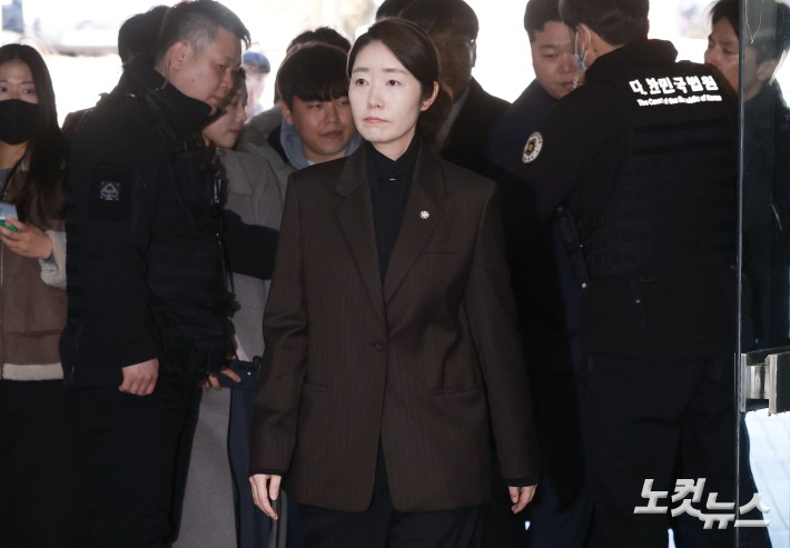 1억 공천헌금 수수 의혹을 받는 강선우 무소속 의원이 3일 오후 서울 서초구 서울중앙지방법원에서 열린 영장실질심사에 출석하고 있다.