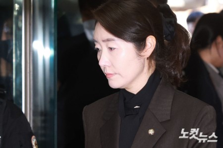 1억 공천헌금 수수 의혹을 받는 강선우 무소속 의원이 3일 오후 서울 서초구 서울중앙지방법원에서 열린 영장실질심사에 출석하고 있다.