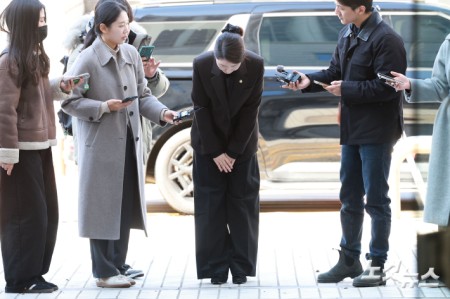 1억 공천헌금 수수 의혹을 받는 강선우 무소속 의원이 3일 오후 서울 서초구 서울중앙지방법원에서 열린 영장실질심사에 출석하고 있다.