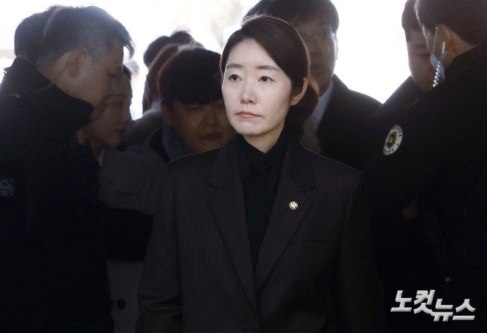 1억 공천헌금 수수 의혹을 받는 강선우 무소속 의원이 3일 오후 서울 서초구 서울중앙지방법원에서 열린 영장실질심사에 출석하고 있다.