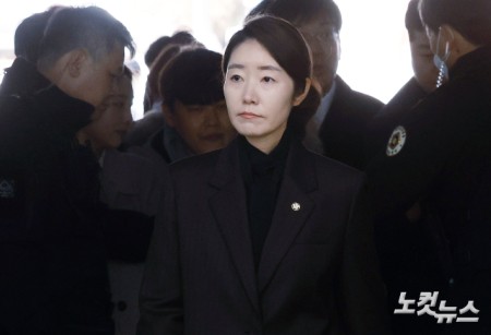 1억 공천헌금 수수 의혹을 받는 강선우 무소속 의원이 3일 오후 서울 서초구 서울중앙지방법원에서 열린 영장실질심사에 출석하고 있다.