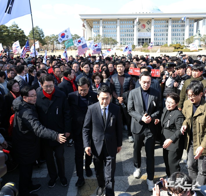 국민의힘 장동혁 대표와 의원 및 참석자들이 3일 서울 여의도 국회 본관 앞에서 열린 사법독립 헌정수호를 위한 대국민 호소 국민대장정 규탄대회를 마치고 청와대로 향하고 있다.