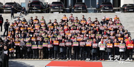 국민의힘 장동혁 대표와 송언석 원내대표를 비롯한 의원 및 참석자들이 3일 서울 여의도 국회 본관 앞에서 열린 사법독립 헌정수호를 위한 대국민 호소 국민대장정 규탄대회에서 구호를 외치고 있다.
