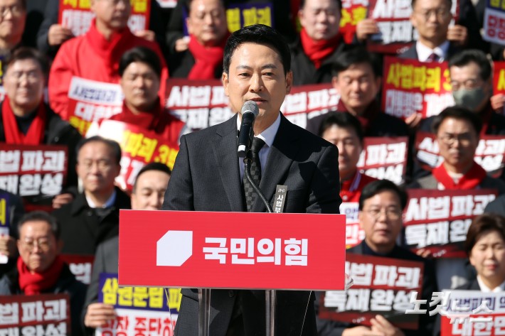 국민의힘 장동혁 대표가 3일 서울 여의도 국회 본관 앞에서 열린 사법독립 헌정수호를 위한 대국민 호소 국민대장정 규탄대회에서 발언하고 있다.