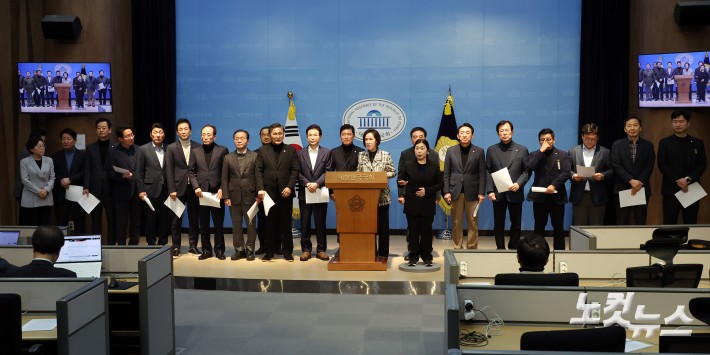 국민의힘 대구·경북 지역 국회의원 및 이철우 경북도지사와 이만규 대구시의회 의장 등 참석자들이 3일 서울 여의도 국회 소통관에서 '대구·경북 행정통합법'의 신속한 처리를 촉구하는 기자회견을 하고 있다.