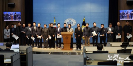 국민의힘 대구·경북 지역 국회의원 및 이철우 경북도지사와 이만규 대구시의회 의장 등 참석자들이 3일 서울 여의도 국회 소통관에서 '대구·경북 행정통합법'의 신속한 처리를 촉구하는 기자회견을 하고 있다.