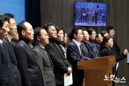 국민의힘 대구·경북 지역 국회의원 및 이철우 경북도지사와 이만규 대구시의회 의장 등 참석자들이 3일 서울 여의도 국회 소통관에서 '대구·경북 행정통합법'의 신속한 처리를 촉구하는 기자회견을 하고 있다.