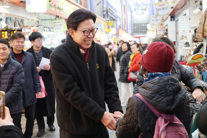 박형준 부산시장이 시민들과 인사하고 있다. 부산시 제공