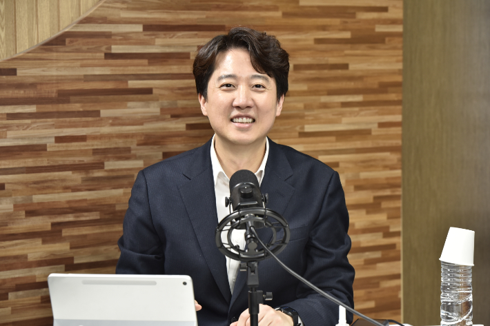 개혁신당 이준석 대표가 27일 한국사 강사 출신 유튜버 전한길(본명 전유관)과 부정선거를 주제로 유튜브 채널 '펜앤마이크TV'를 통해 생중계 무제한 토론을 하고 있다. 연합뉴스