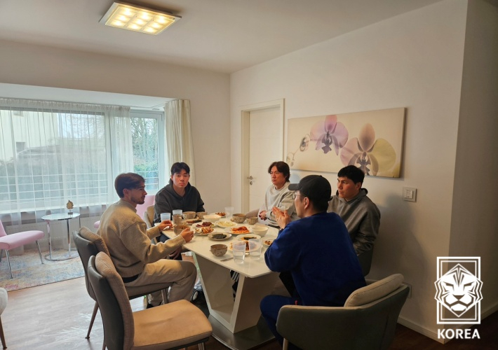 옌스 카스트로프와 식사하며 면담 중인 홍명보호 코칭스태프. 대한축구협회 제공
