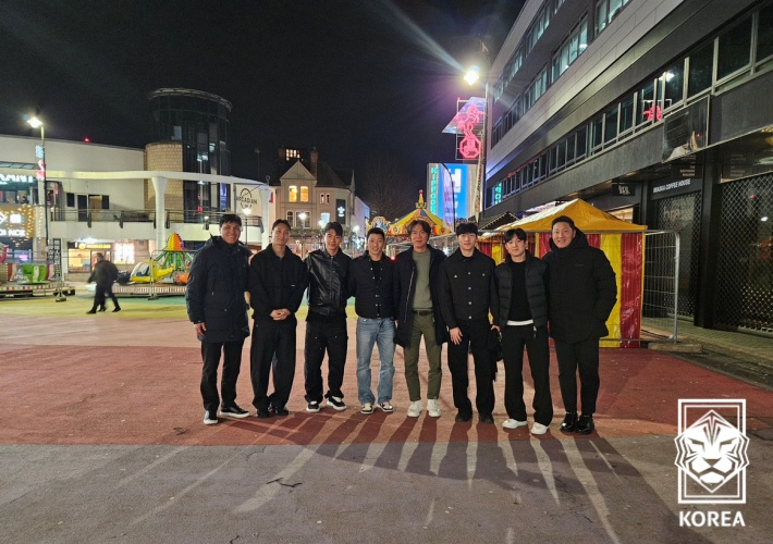 영국에서 뛰는 선수들과 홍명보호 코칭스태프. 대한축구협회 제공