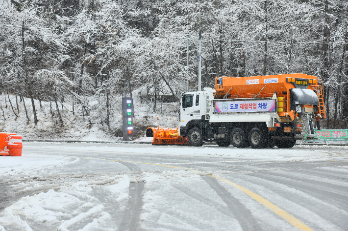 설악산 입구에서 제설차량이 눈을 치우고 있는 모습. 속초시 제공