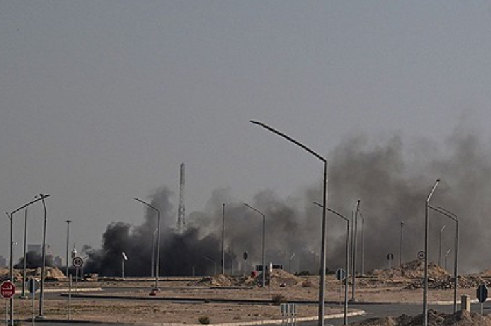 쿠웨이트 시티의 미국 대사관 인근에서 이란의 공습에 따른 것으로 추정되는 검은 연기가 피어오르는 모습. 연합뉴스