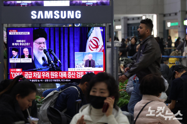 미국과 이스라엘이 이란을 공습하면서 두바이, 아부다비 국제공항 등 중동의 주요 공항들이 줄줄이 폐쇄되고 있는 가운데 2일 인천국제공항에 관련 뉴스가 나오고 있다. 인천공항=박종민 기자