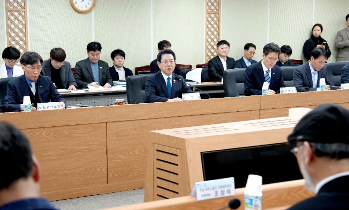 김영록 전라남도지사가 3일 도청 정철실에서 대불국가산업단지 산업재해 사망사고 발생이 잇따름에 따라 긴급 대불산단 산업안전관리 대책간담회를 열어 대책을 논의하고 있다. 전라남도 제공  
