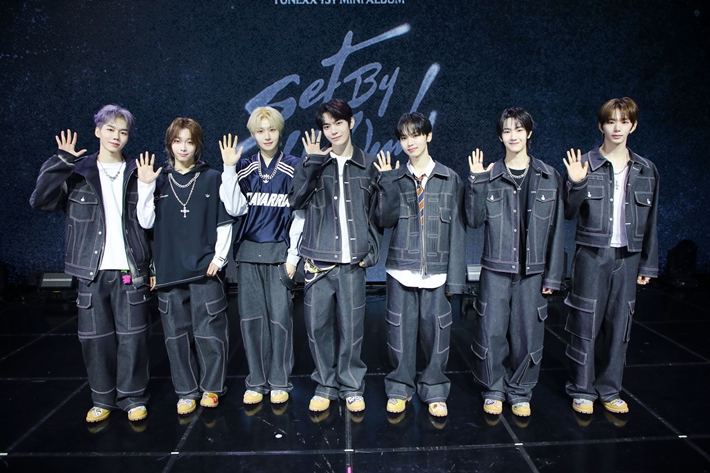 그룹 튜넥스의 미니 1집 '셋 바이 어스 온리'는 3일 저녁 6시 발매된다. IST엔터테인먼트 제공