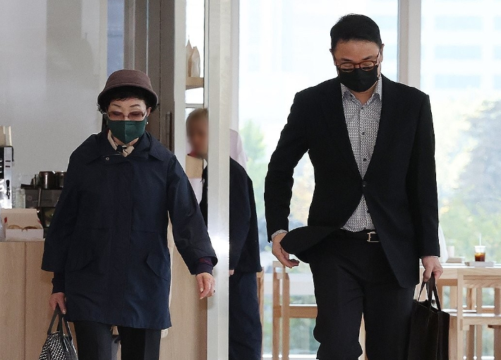 양평 공흥지구 개발 특혜 의혹과 관련해 김건희 여사의 모친 최은순 씨와 오빠 김진우 씨가 지난해 11월 4일 서울 광화문 KT 빌딩에 마련된 김건희특검 사무실에 피의자 신분으로 출석하고 있다. 연합뉴스