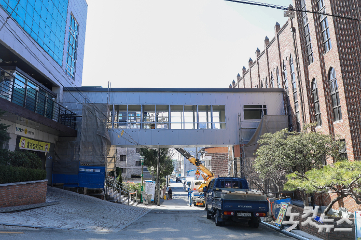 본당과 ECM센터를 연결하는 브릿지 공사 현장 모습. 최화랑 기자