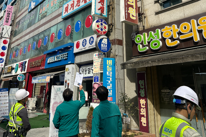 광주광역시 서구 관계자들이 통학로 주변의 광고물을 점검하고 있다. 광주 서구 제공