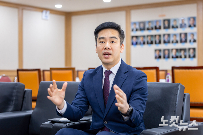 유정인 목사가 50주년 기념 사업과 행사 계획을 설명하고 있다. 최화랑 기자