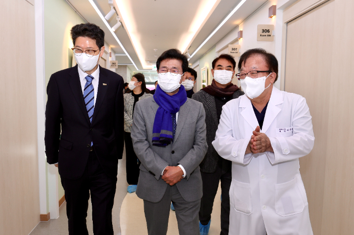 전남도 공공산후조리원을 둘러보고 있는 황기연 행정부지사(왼)와 정인화 광양시장. 광양시 제공  