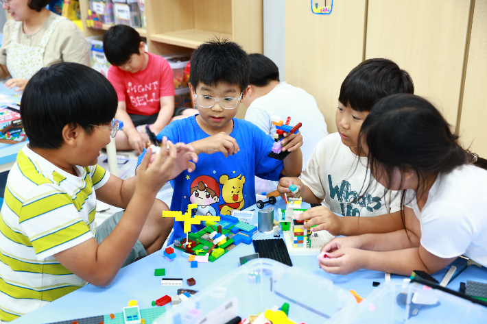 아이들이 다함께돌봄센터에서 프로그램을 체험하고 있다. 울진군 제공