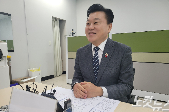 민주당 소속 신용한 충북지사 예비후보. 박현호 기자 