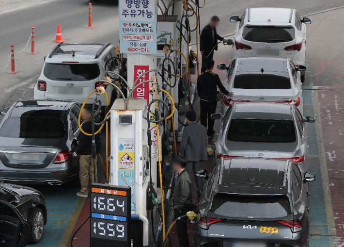 미국과 이스라엘의 이란 공격과 이에 따른 이란 최고 지도자 아야톨라 세예드 알리 하메네이의 사망 보도로 국제유가 급등이 예상되는 가운데 1일 서울 서초구 만남의광장 주유소에서 시민들이 차량에 기름을 넣고 있다. 연합뉴스