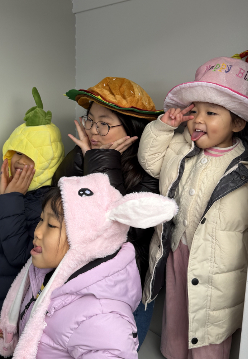 아이들이 '한울네컷' 포토부스에서 기념사진을 촬영하고 있다. 한울본부 제공