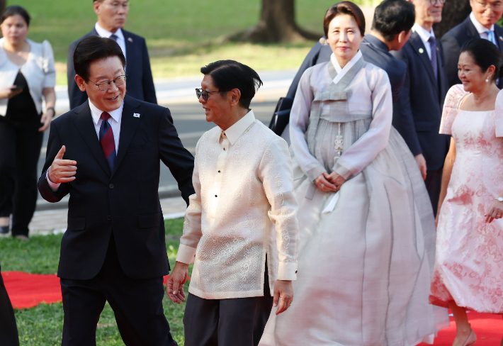이재명 대통령과 김혜경 여사가 3일 필리핀 마닐라 말라카냥궁에서 열린 국빈방문 환영식을 마친 뒤 페르디난드 마르코스 필리핀 대통령, 루이즈 아라네타 마르코스 여사와 함께 건물로 이동하고 있다. 연합뉴스