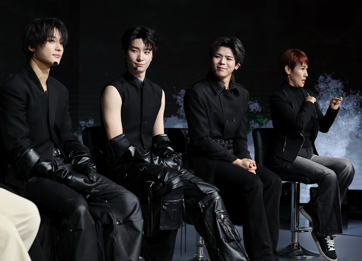 이날 쇼케이스에는 수어 통역사도 동석했다. 사진의 맨 오른쪽이 수어 통역사. 연합뉴스