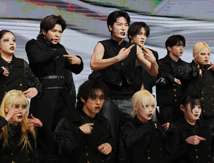 빅오션은 첫 번째 타이틀곡 '원 맨 아미'에서 스무 명의 댄서들과 합을 맞춰 퍼포먼스를 보여줬다. 연합뉴스