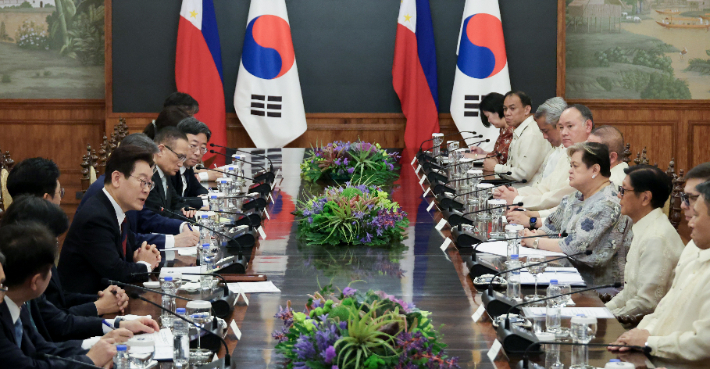 이재명 대통령과 페르디난드 마르코스 필리핀 대통령이 3일 필리핀 마닐라 말라카냥궁에서 정상회담을 하고 있다. 연합뉴스
