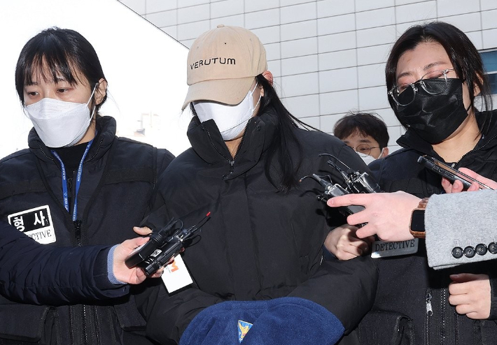 서울 강북구 수유동 모텔에서 남성 2명을 숨지게 한 혐의를 받는 20대 여성 A씨가 지난달12일 서울북부지법에서 영장실질심사를 받기 위해 출석하고 있다. 연합뉴스