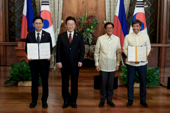 배경훈 부총리 겸 과기정통부 장관과 헨리 아구다 필리핀 정보통신기술장관이 3일 필리핀 마닐라 말라카냥궁에서 이재명 대통령과 페르디난드 마르코스 대통령이 참석한 가운데 디지털 협력에 관한 MOU를 체결한 뒤 기념촬영을 하고 있다. 연합뉴스