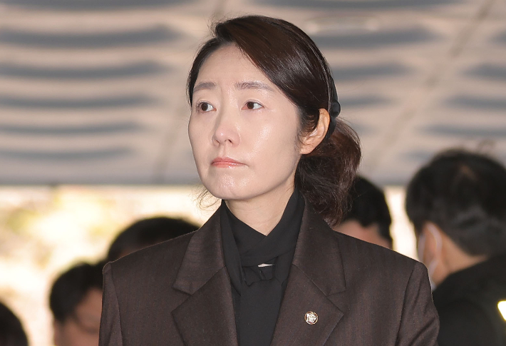 '1억 공천헌금' 의혹을 받는 강선우 무소속 의원이 3일 서울 서초구 서울중앙지방법원에서 열린 구속 전 피의자 심문(영장실질심사)에 출석하고 있다. 연합뉴스