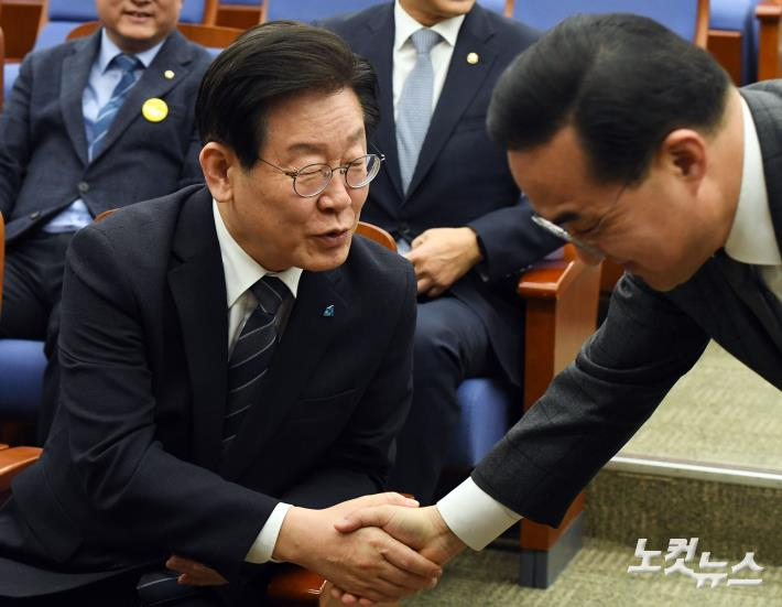 이재명 대통령이 더불어민주당 대표였던 2023년 2월 박홍근 당시 원내대표와 악수하고 있다. 황진환 기자