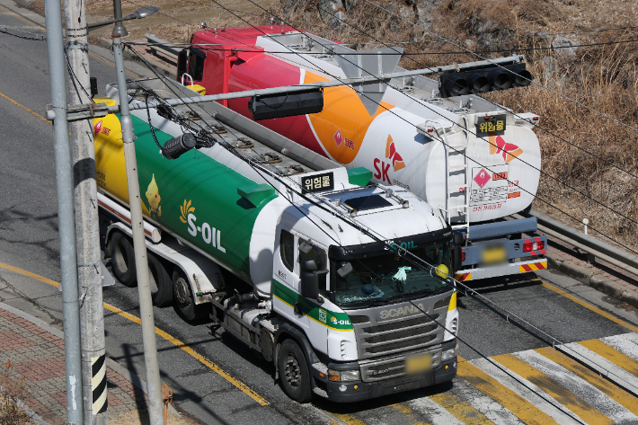 이란이 핵심적인 에너지 수송로인 호르무즈 해협 봉쇄에 나서며 유가가 급등할 것으로 보이는 가운데 3일 경기도 성남시 대한송유관공사 서울지사 인근에서 유조차들이 오가고 있다. 연합뉴스