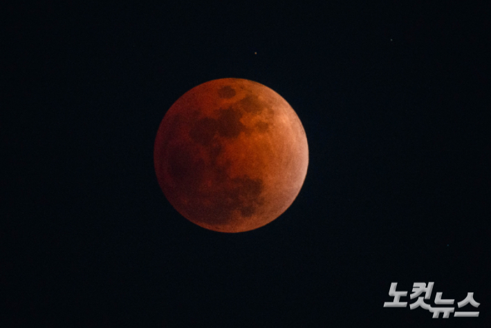 3일 밤 8시 30분경, 서울 영등포구 선유도에서 관측한 36년 만의 정월대보름 개기월식 장면. 최원철 기자