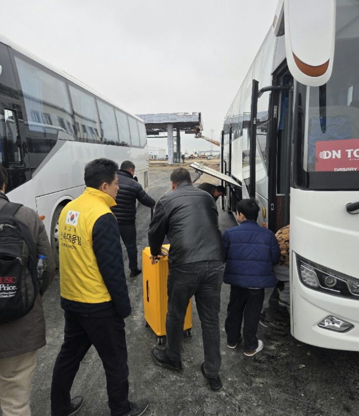 이란에 체류하던 우리 국민 23명이 주이란대사관에서 임차한 버스 2대에 나눠타고 3일 투르크메니스탄으로 무사히 대피했다고 외교부가 밝혔다. 외교부 제공