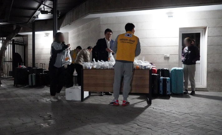 이란에 체류하던 한국인 23명이 3일(현지시간) 투르크메니스탄으로 무사히 대피했다고 외교부가 밝혔다. 외교부 제공